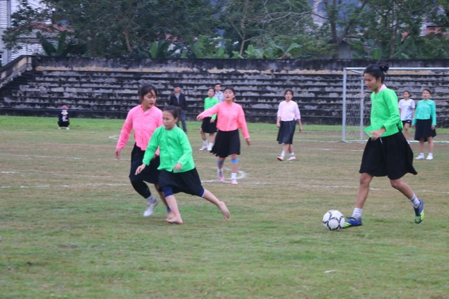 Với các chị em, việc mặc váy đá bóng không hề khó khăn hay bất tiện bởi thiết kế trang phục của dân tộc Tày phù hợp với việc đi lại, chạy nhảy.