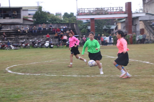 Nét đặc sắc trong giải bóng đá nữ lần này là 100%vận động viên tham gia giải đấu đều mặc trang phục truyền thống của dân tộc Tày để thi đấu.