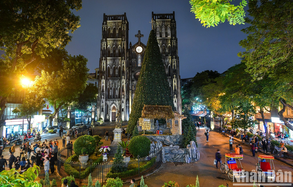 Tại khu vực Nhà thờ Lớn Hà Nội, như mọi năm, đây là địa điểm ghé thăm của rất đông người dân và du khách dịp Giáng sinh. Cây thông lớn và hang đá cũng đã gần hoàn thiện.