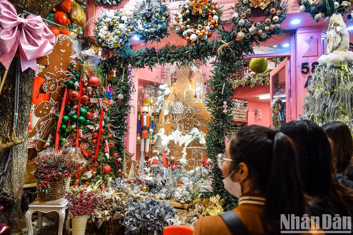 Cả con phố Hàng Mã thay áo mới trở thành một trong những địa điểm được yêu thích nhất dịp Giáng Sinh năm nay.