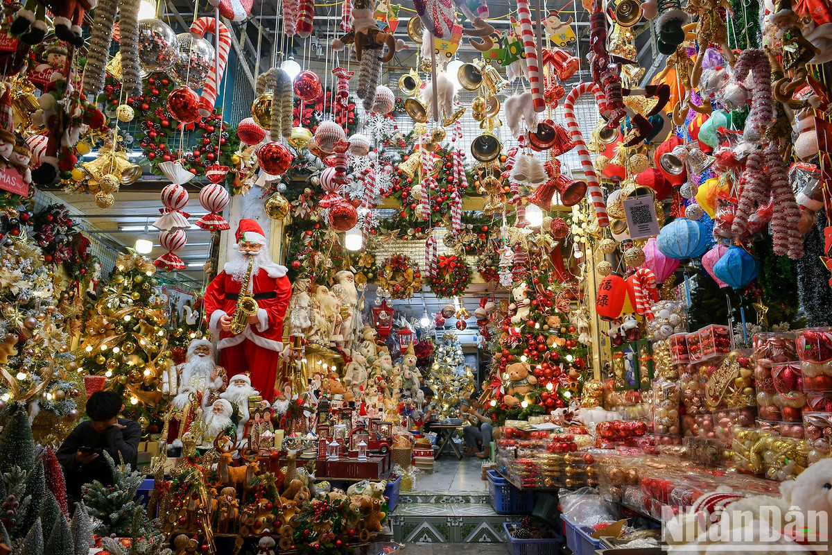 Đồ trang trí Noel năm nay được nhiều người đánh giá là đẹp, sinh động, mới lạ.