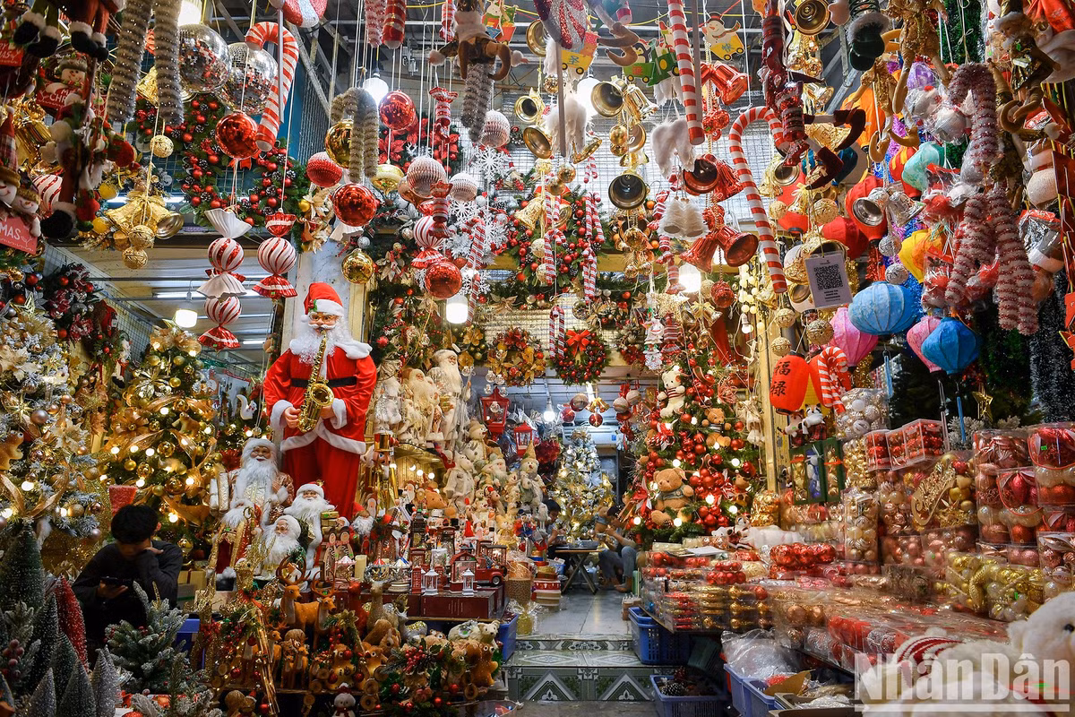 Đồ trang trí Noel năm nay được nhiều người đánh giá là đẹp, sinh động, mới lạ.