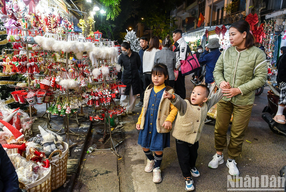 Còn trẻ em thì luôn thích thú với những món đồ Noel bắt mắt.