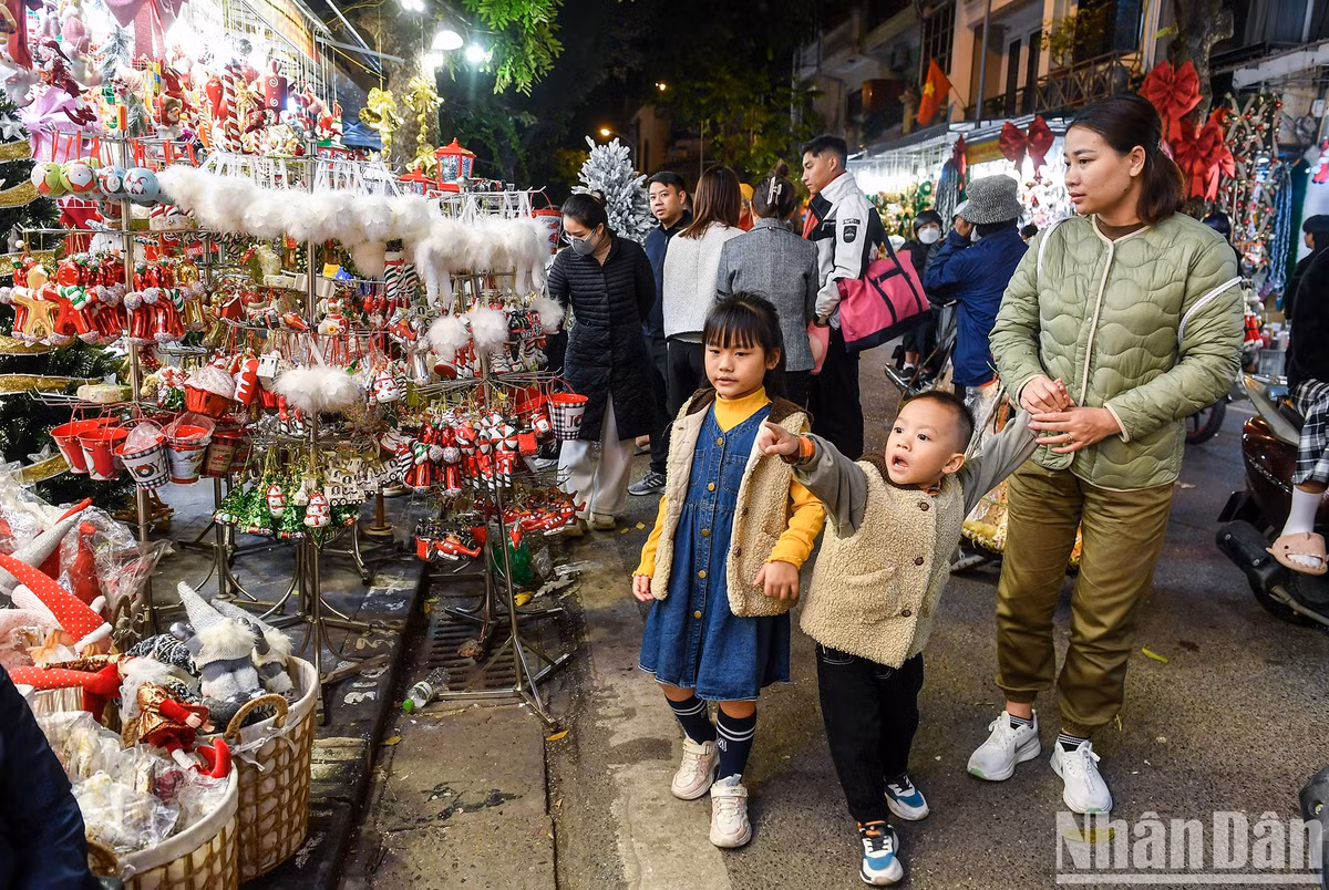 Còn trẻ em thì luôn thích thú với những món đồ Noel bắt mắt.