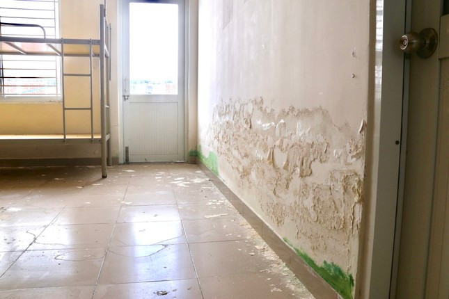 Bên trong phòng nhiều mảng tường bong tróc, bụi bặm bám dày đặc.