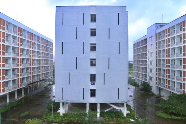 Dự án Ký túc xá sinh viên phía Tây thành phố trước đây là dự án nhà ở cho công nhântại phường Hòa Hiệp Nam. Tuy nhiên, năm 2012, UBND thành phố Đà Nẵng quyết định chuyển đổi mục đích đầu tư từ dự án nhà ở công nhân sang khu ký túc xá cho sinh viên.