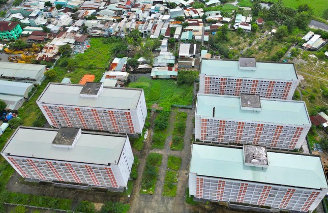 Khu ký túc xá tập trung phía Tây thành phố diện tích (5,6 ha) gồm 5 khối nhà 7 tầng, quy mô khoảng 700 phòng, vốn đầu tư khoảng 397 tỷ đồng. Khu ký túc xá tập trung phía Tây thành phố mở rộng (3,5 ha) gồm 2 khối nhà 5 tầng, có vốn đầu tư khoảng 298 tỷ đồng từ nguồn vốn trái phiếu Chính phủ.