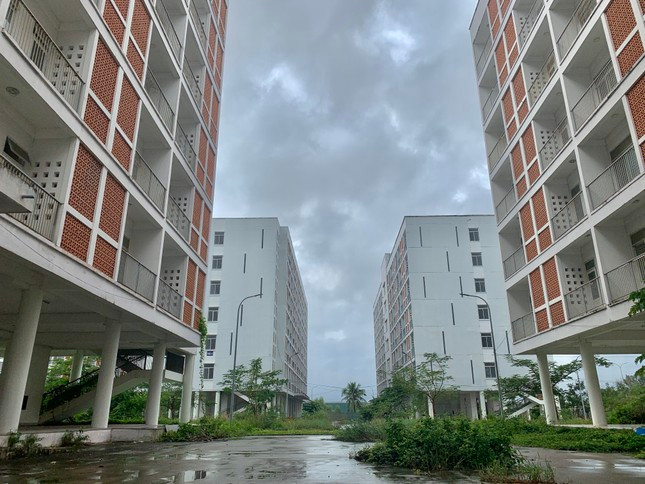 Theo nhân viên bảo vệ tòa nhà, ngoại trừ thời điểm dùng làm bệnh viện dã chiến điều trị cho các bệnh nhân COVID-19, đến nay 2 dự án vẫn đang bỏ hoang. Hiện có 4 bảo vệ chia làm 2 ca để trông coi khu ký túc xá.