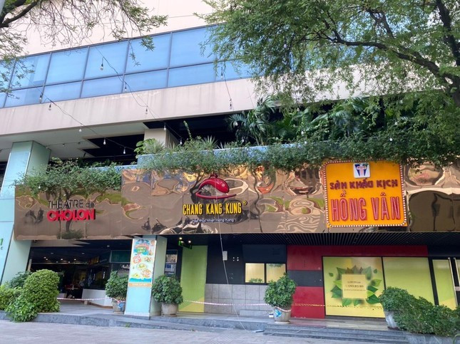 Công trình này do Công ty Xây dựng Thương mại Sài Gòn 5 (nay thuộc Tổng công ty Địa ốc Sài Gòn TNHH MTV) hợp tác cùng Công ty Kings Harmony Intl Ltd (Hong Kong) xây dựng, trong đó phía Việt Nam góp 25% tổng vốn xây dựng.