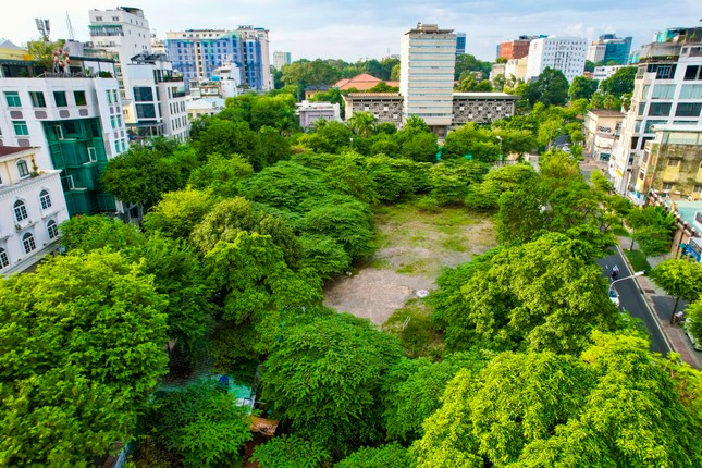 Năm 2007 UBND TPHCM đã cấp phép đầu tư xây dựng trung tâm thương mại trưng bày, kinh doanh vàng bạc, đá quý lớn nhất lớn nhất thành phố (SJC Tower) do Công ty Cổ phần Sài Gòn Kim Cương làm chủ đầu tư.