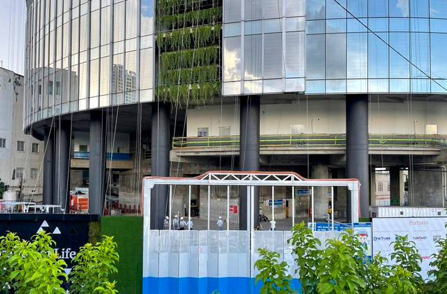 Thế nhưng, dự án khởi công xây dựng từ năm 2007 thì đến năm 2011 dừng thi công cho đến nay, khi đang trong giai đoạn hoàn thiện. Nguyên nhân được cho là thiếu vốn.