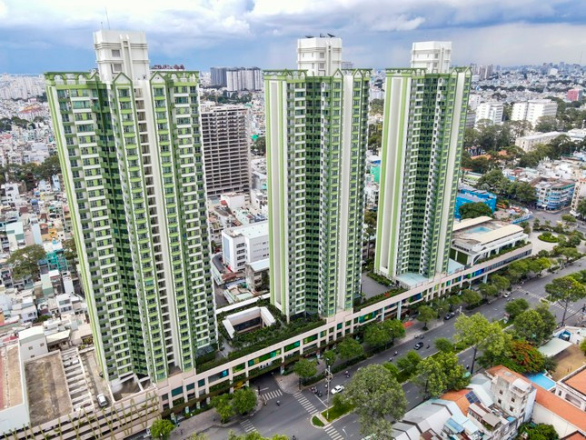 Chung cư Thuận Kiều Plaza có địa chỉ tại số 190 Hồng Bàng, phường 2, quận 5, TPHCM, gồm 3 block thẳng đứng cao 33 tầng với hàng trăm nhà ở, phòng chức năng.