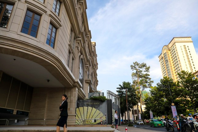 Tuy nhiên nơi này hiện chỉ sử dụng tầng 1 - 2 cho các thương hiệu thời trang, nội thất thuê làm cửa hàng và 1 tầng hầm làm bãi đậu xe. Mặt bằng 2 tầng rộng lớn hơn ngàn mét vuông nói trên chỉ có khoảng 20 cửa hàng, phần còn lại bỏ trống. Trong khi, các tầng khác đều bị chặn cửa, không cho khách lui tới.