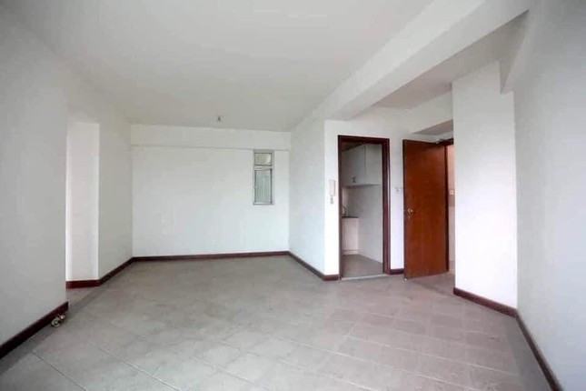 Trong gần 30 năm qua, Thuận Kiều Plaza thường gắn với lời đồn thổi là “3 cây nhang” giữa lòng Sài Gòn và những câu chuyện ma mị. Tuy nhiên, các kiến trúc sư cho rằng, chủ đầu tư thiết kế các căn hộ rất chật chội, như những “tổ chim”. Độ cao giữa các tầng khoảng 2,7m, các phòng trong căn hộ nhỏ lắt nhắt nên không thu hút được người dân về ở.