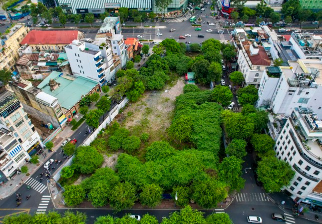 Khu "đất vàng" hơn 3.700 m2 nằm trên con phố có 4 mặt tiền đường giữa trung tâm Sài Gòn là Lê Thánh Tôn - Nam Kỳ Khởi Nghĩa - Lê Lợi - Nguyễn Trung Trực trước đây là Trung tâm Thương mại quốc tế ITC - từng bị cháy năm 2002.