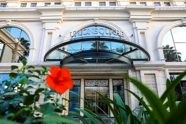 Trung tâm này nằm trên khu đất đắt đỏ, đắc địa giữa TPHCM có diện tích khoảng 8.800 m2, tổng diện tích sàn lên đến 91.000 m2, quy mô 6 tầng hầm và 9 tầng nổi, trong đó có 5 tầng nổi là khách sạn 5 sao.