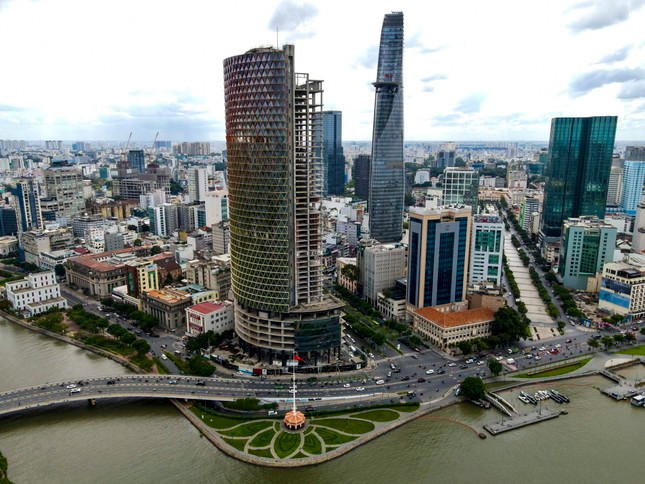  Saigon One Tower được xem là một trong những dự án có vị trí đắc địa bậc nhất TPHCM khi nằm trên khu đất vàng rộng hơn 6.600 m2 tại giao lộ Tôn Đức Thắng - Hàm Nghi (quận 1, TPHCM) nhưng có số phận khá hẩm hiu.