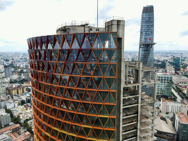 Cụ thể, cao ốc Saigon One Tower do liên doanh Công ty CP Sài Gòn One Tower làm chủ đầu tư gồm các cổ đông, như: Công ty CP M&amp;C, Tổng công ty Du lịch Sài Gòn - Saigontourist, Ngân hàng TMCP Đông Á, Công ty TNHH Chứng khoán Ngân hàng Đông Á, Công ty CP Vàng bạc đá quý Phú Nhuận PNJ. Đến năm 2021, Công ty CP Đầu tư và Phát triển Viva Land - thuộc Tập đoàn Vạn Thịnh Phát xuất hiện với tư cách là đơn vị quản lý và phát triển dự án Saigon One Tower. Dự án này cũng được đổi tên thành IFC One Saigon.