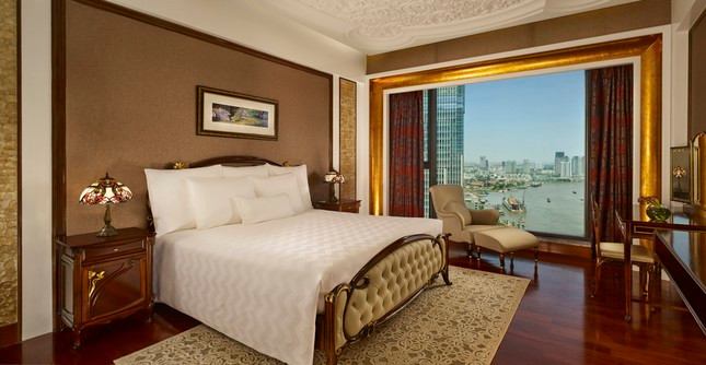 Với nội thất theo phong cách quý tộc, bộ chăn nệm cao cấp quốc tế và những bức tường được bọc vải lụa Italy, các phòng và suite của khách sạn hiện có giá từ 450 - 15.000 USD một đêm.