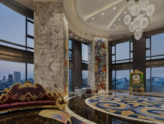 Là phần tinh hoa nhất của tòa nhà, khách sạn The Reverie Saigon mang đậm dấu ấn thiết kế vương giả phong cách Italy với không gian lộng lẫy, tinh xảo thủ công từng chi tiết, vừa phóng khoáng hiện đại vừa quý phái cổ điển.