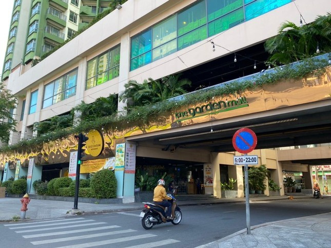 Con đường Đỗ Ngọc Thạch đâm vào cổng vuông giữa hai toà nhà. Nhiều chuyên gia phong thủy nói rằng, đây là điều cấm kỵ nhất mà Thuận Kiều Plaza phạm phải.