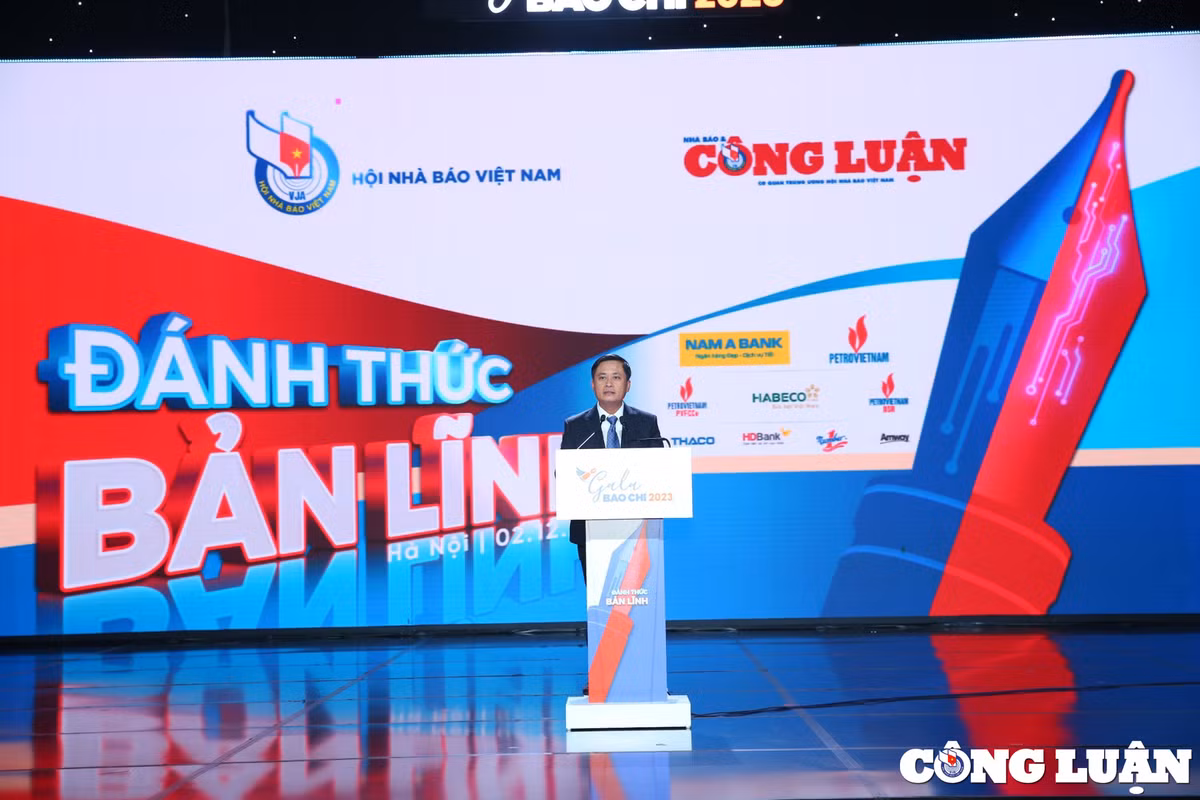 Gala Bao chi 2023 - Trao giai anh “Khoanh khac bao chi 2022”: Ton vinh ban linh dan than, lan toa suc sang tao-Hinh-3