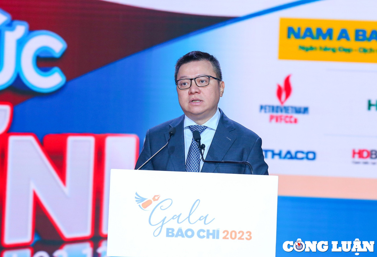 Gala Bao chi 2023 - Trao giai anh “Khoanh khac bao chi 2022”: Ton vinh ban linh dan than, lan toa suc sang tao-Hinh-4