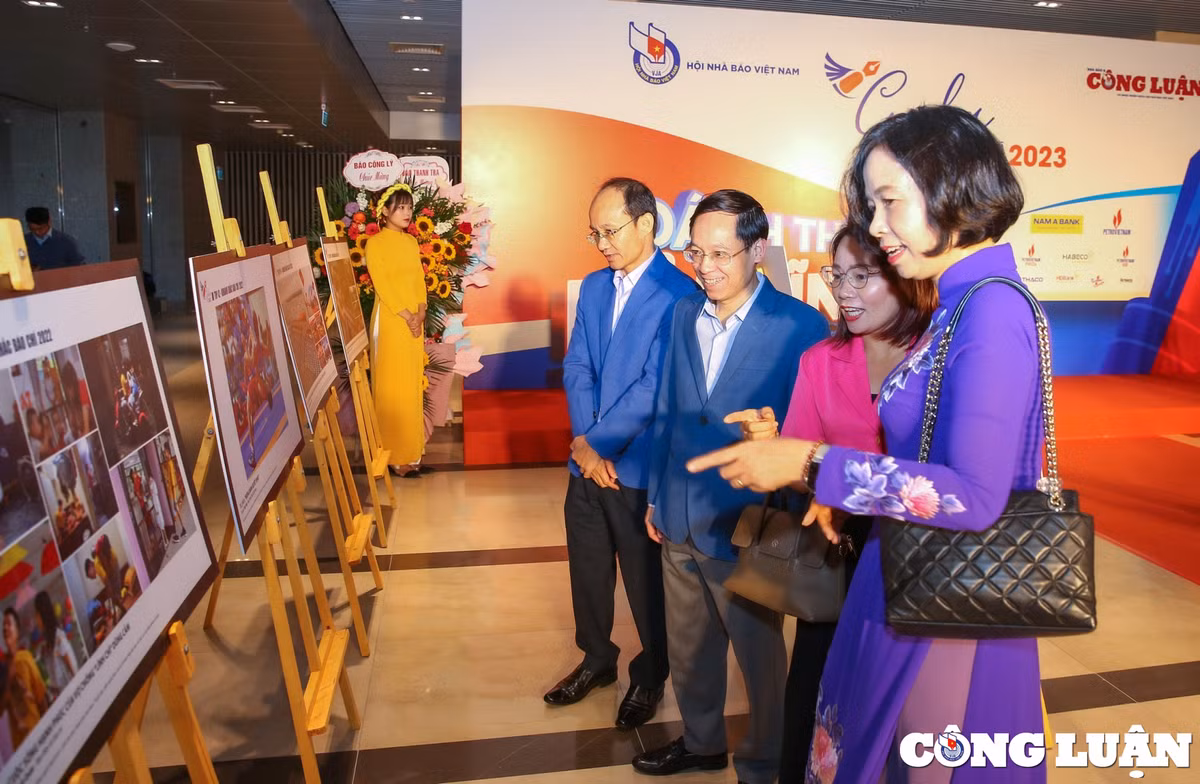 Gala Bao chi 2023 - Trao giai anh “Khoanh khac bao chi 2022”: Ton vinh ban linh dan than, lan toa suc sang tao-Hinh-8