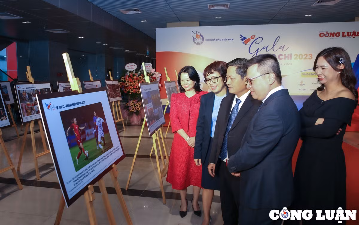 Gala Bao chi 2023 - Trao giai anh “Khoanh khac bao chi 2022”: Ton vinh ban linh dan than, lan toa suc sang tao-Hinh-7