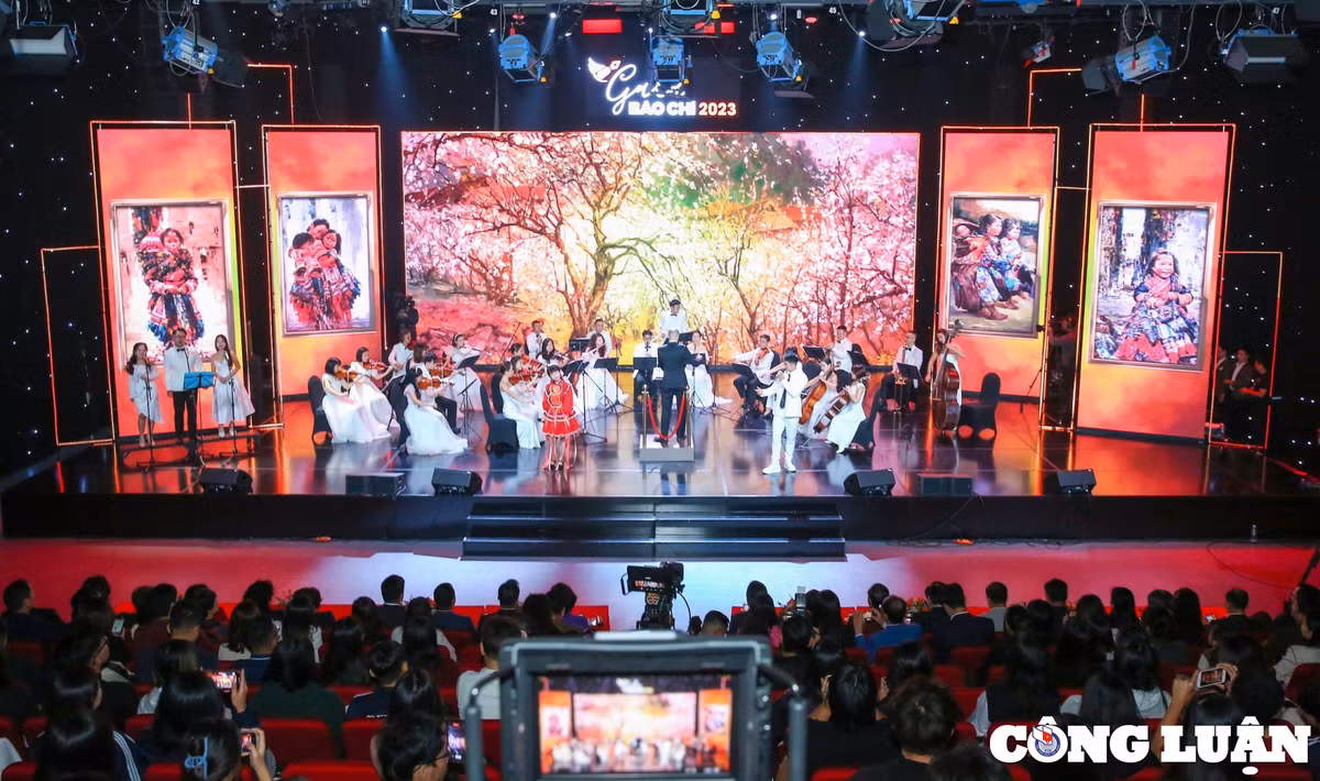 Gala Bao chi 2023 - Trao giai anh “Khoanh khac bao chi 2022”: Ton vinh ban linh dan than, lan toa suc sang tao-Hinh-2