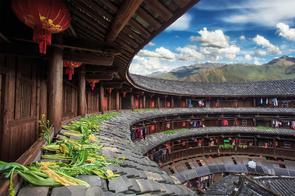 Một thổ lâu lớn có thể chứa tới 800 người thuộc gần 100 hộ gia đình. Mỗi thổ lâu có chức năng của một thành phố thu nhỏ với mọi hoạt động diễn ra khép kín. Ảnh: Aimircg.com.