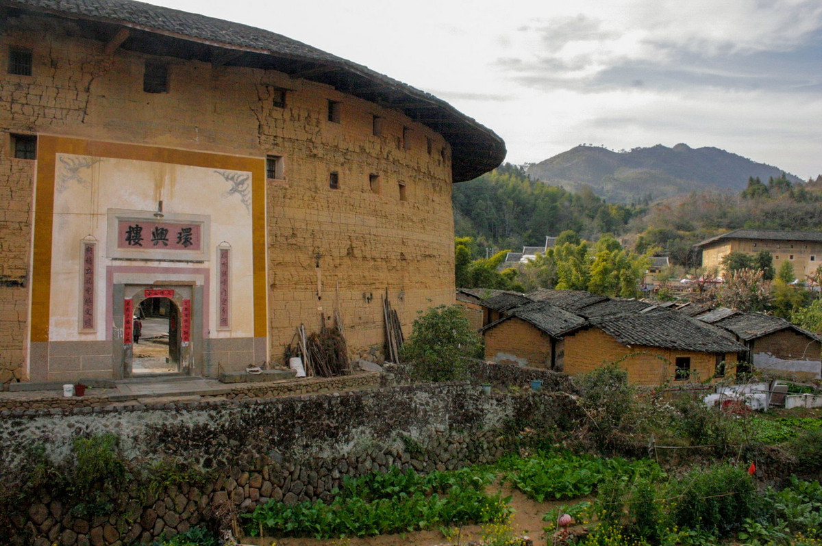 Được xây dựng kiên cố như pháo đài, tường ngoài của thổ lâu có thể dày tới gần 2 mét, làm bằng cách nén đất với hỗn hợp đá, tre, nứa trộn mật mía. Các cửa sổ làm bằng gỗ dày 5-6 cm, gia cố bằng thép chắc chắn. Ảnh: Being a Nomad.