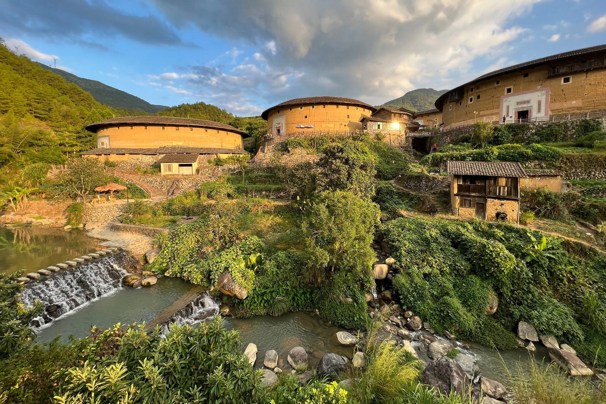 Một số cụm thổ lâu nổi tiếng có thể kể đến là thổ lâu Sơ Khê, Điền Loa Khanh, Hà Khanh, Cao Bắc, Đại Địa, Hồng Khanh, Dụ Xương, Thừa Khải, Chấn Thành, Tập Khánh. Ảnh: Pickle Deli Square.