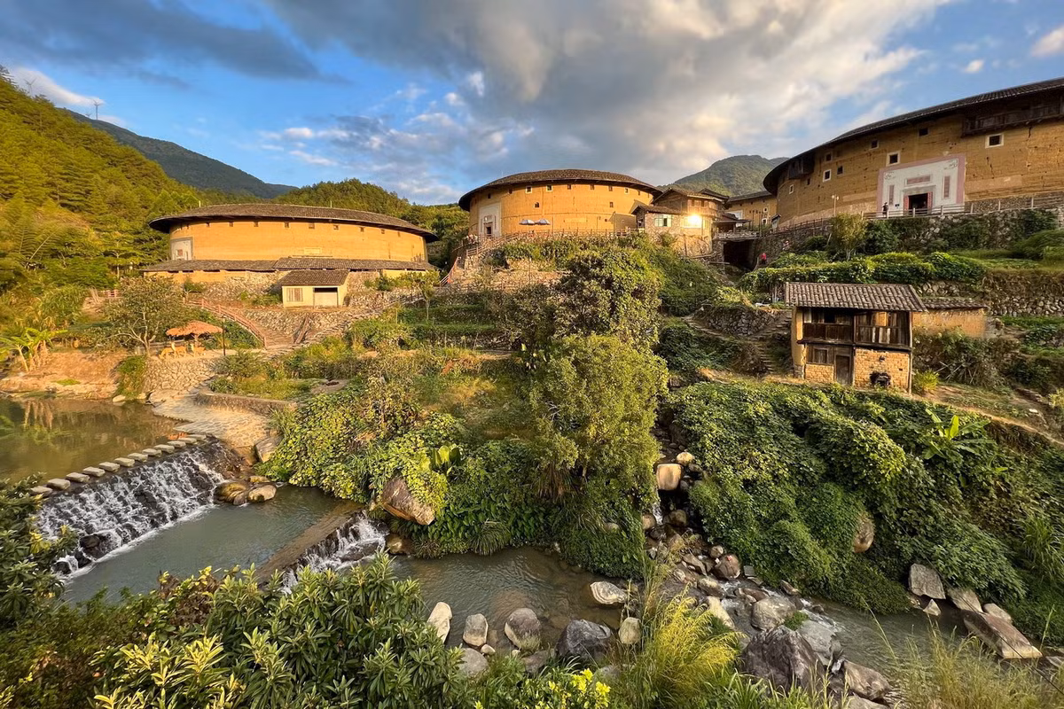 Một số cụm thổ lâu nổi tiếng có thể kể đến là thổ lâu Sơ Khê, Điền Loa Khanh, Hà Khanh, Cao Bắc, Đại Địa, Hồng Khanh, Dụ Xương, Thừa Khải, Chấn Thành, Tập Khánh. Ảnh: Pickle Deli Square.