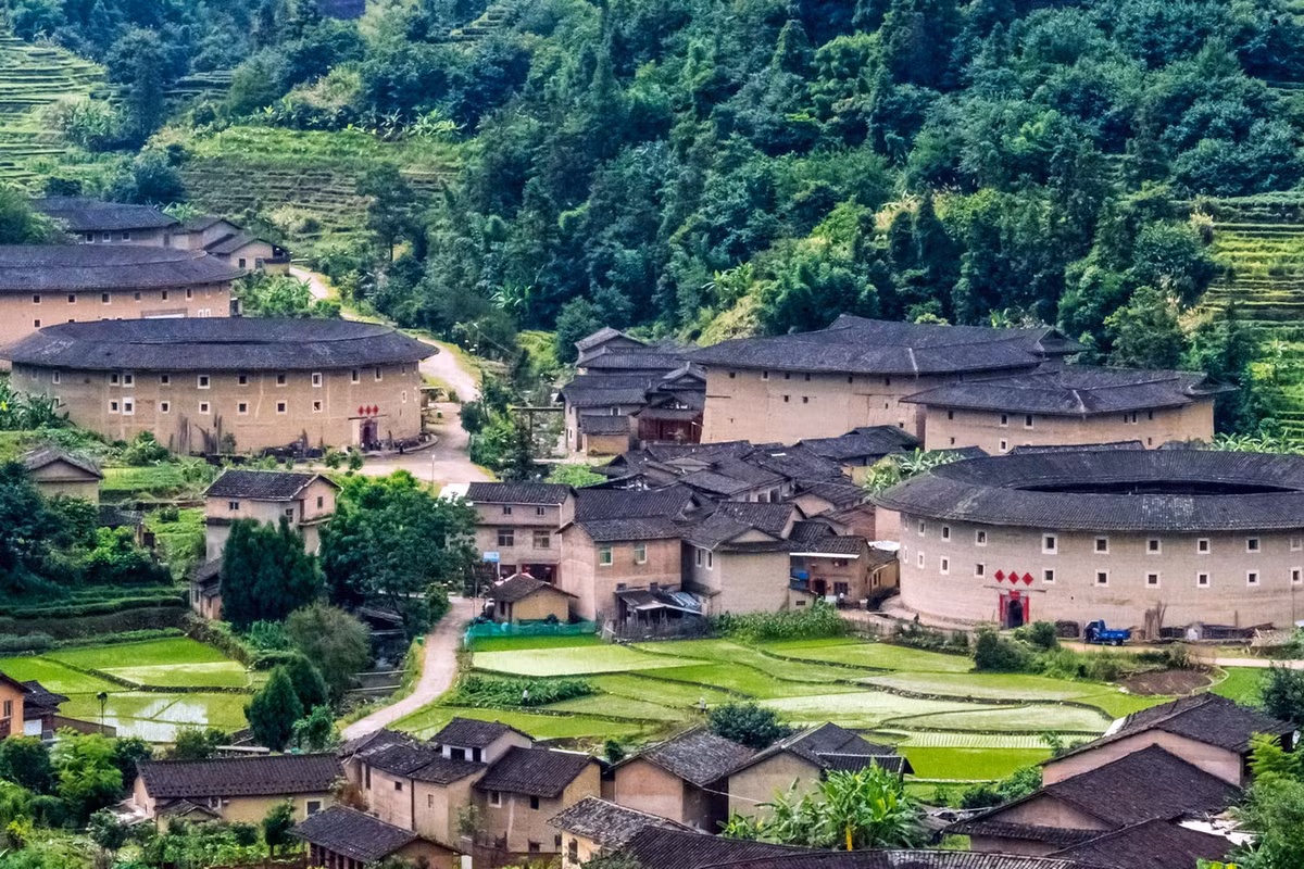 Hiện nay có hơn 20.000 thổ lâu nằm rải rác ở khu vực miền núi phía Đông Nam của tỉnh Phúc Kiến, trong số đó có những thổ lâu có niên đại lên đến 6 thế kỷ. Ảnh: National Geographic.