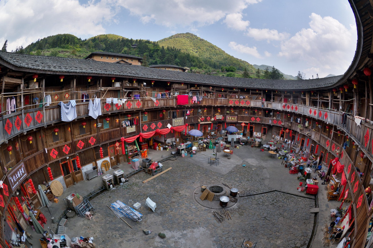 Khu vực trung tâm thổ lâu là sân trời có giếng hoặc nơi thờ cúng tổ tiên và tổ chức các hoạt động cộng đồng như hiếu, hỉ. Sống trong các thổ lâu thường là những người cùng họ tộc nên sự tương thân tương ái rất cao. Ảnh: Reddit.