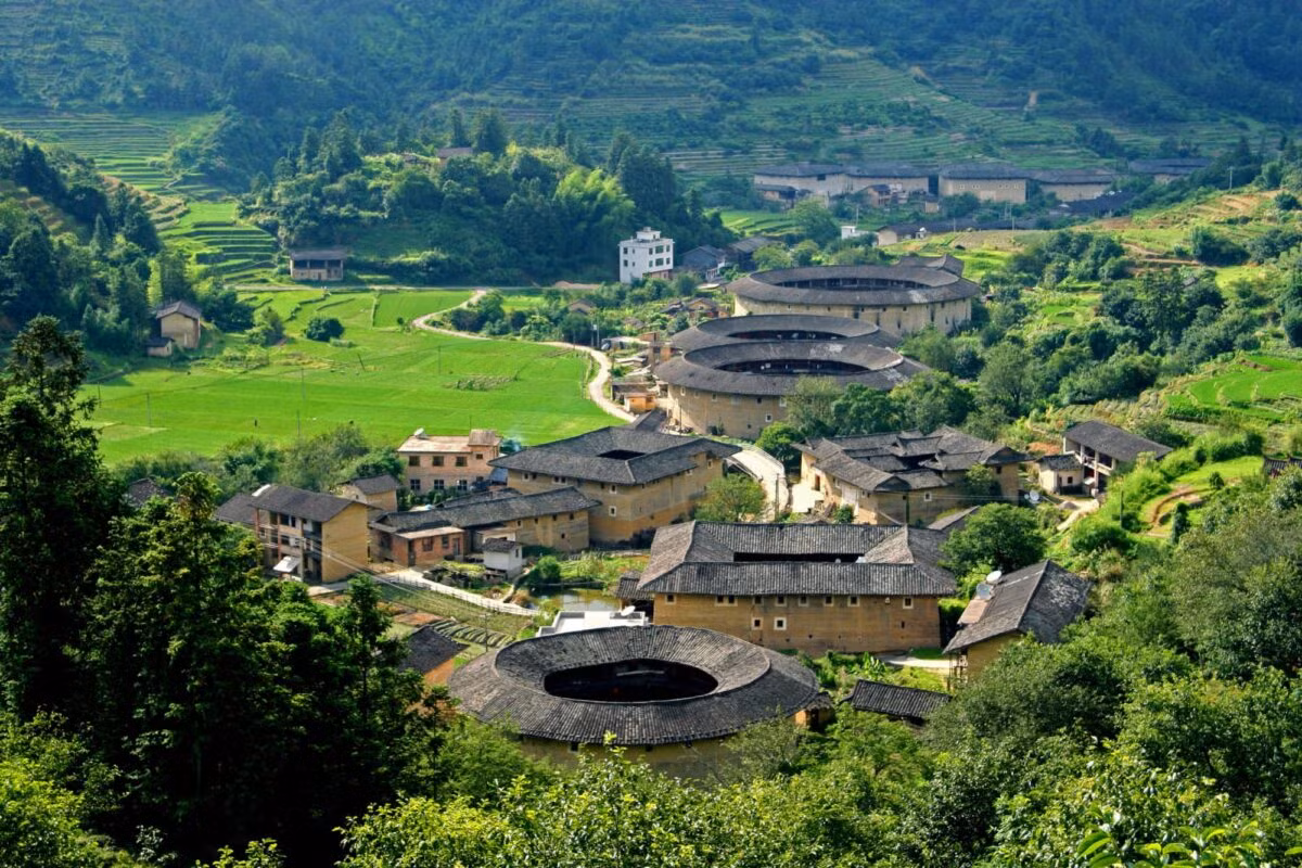 Vùng núi phía Đông Nam tỉnh Phúc Kiến, Trung Quốc rất nổi tiếng với những tòa nhà hình tròn bằng đất đồ sộ, được gọi bằng cái tên chung là Phúc Kiến thổ lâu. Ảnh: Welum.