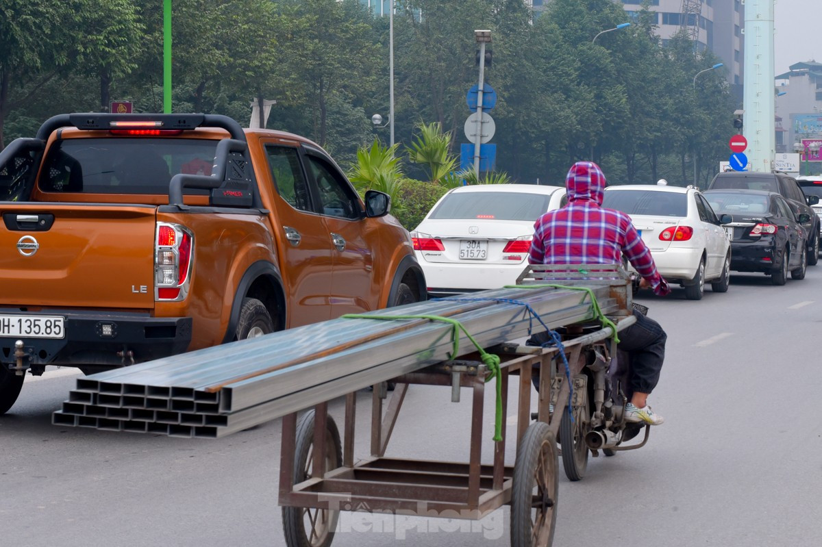 Những thanh sắt thép dài 5 - 6 m được chở bằng xe máy như cái bẫy rình rập người xung quanh.