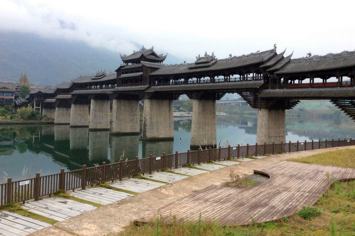 Những cây cầu của họ được gọi là cầu Phong Vũ (mưa gió) bởi thiết kế của cầu có phần mái để chắn gió, chắn mưa cho người dân nơi đây khi đi qua cầu. Ảnh: Trip.com.