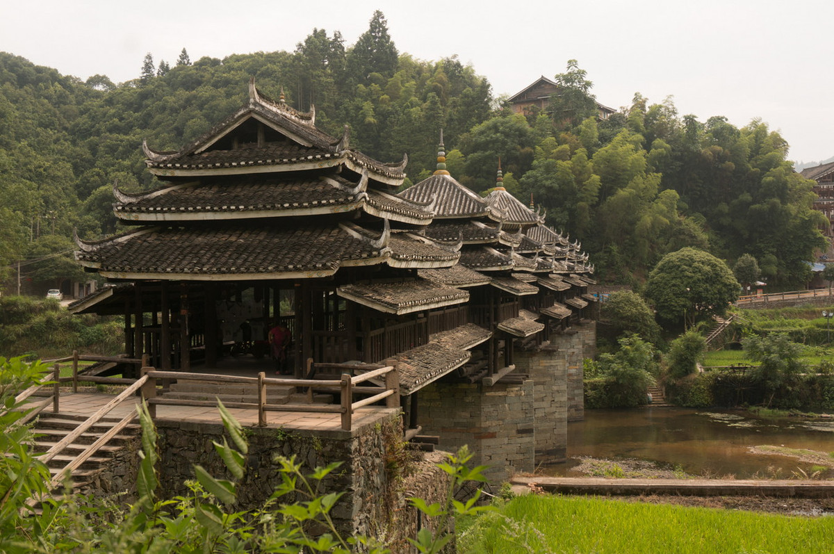 Về tổng thể, kiến trúc cầu Phong Vũ là sự kết nối hoàn hảo giữa các đoạn thân cầu với các tòa lầu nhiều tầng mái, tất cả đều được làm bằng gỗ trên những trụ cầu chắc chắn bằng đá. Ảnh: Trip.com..