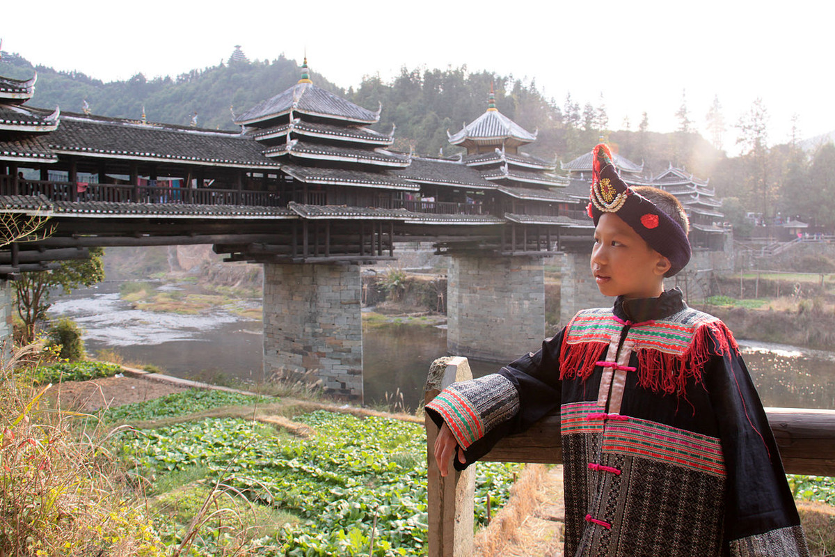 Ngày nay, những cây cầu Phong Vũ trở thành thắng cảnh nổi tiếng, thu hút hàng nghìn khách du lịch trong và ngoài Trung Quốc mỗi mùa hè. Ảnh: Holamon.cat.