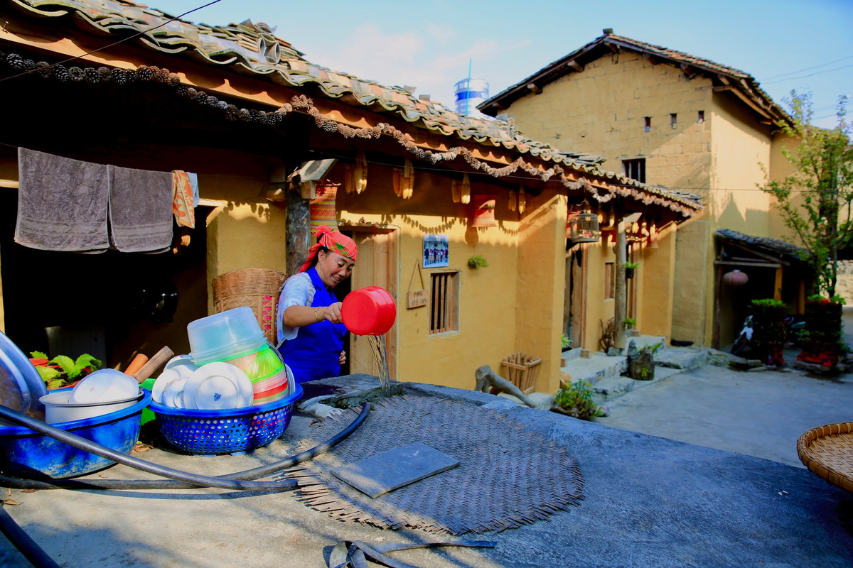 Năm 2021, nhận thấy tiềm năng du lịch của ngôi làng, một thanh niên người Thái Nguyên đến Hà Giang làm du lịch từ năm 2008, đã đầu tư xây dựng một số dịch vụ du lịch tại Thèn Pả.