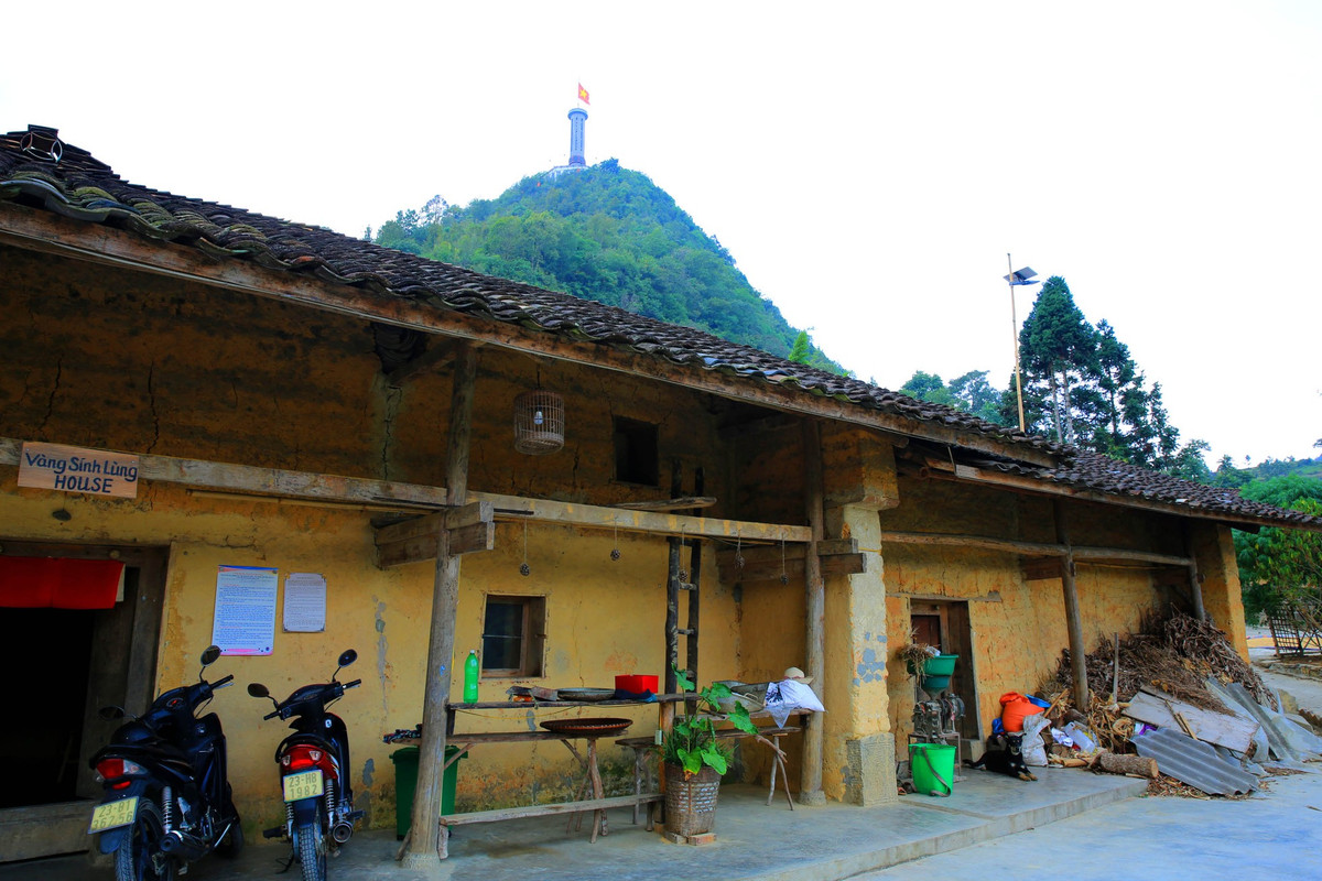 Thôn Thèn Pả thuộc xã Lũng Cú, huyện Đồng Văn nằm dưới chân núi Rồng, nơi đặtcột cờ Lũng Cúđược coi là điểm cực Bắc của Việt Nam.