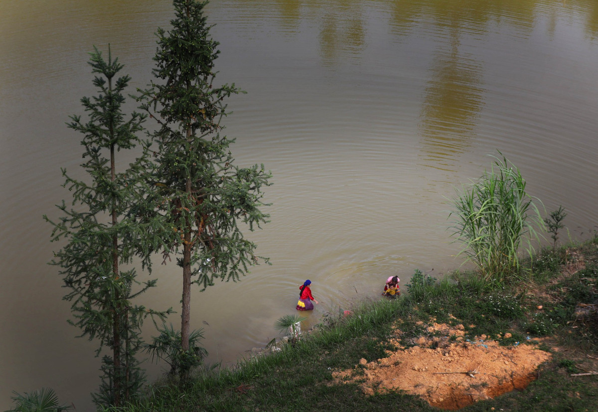 Dưới chân núi Rồng có hai hồ nước ngọt được người dân địa phương gọi là "Mắt Rồng" quanh năm không bao giờ cạn. Hồ bên trái nằm gầnthôn Lô Lô Chải, hồ bên phải nằm gần thôn Thèn Pả.