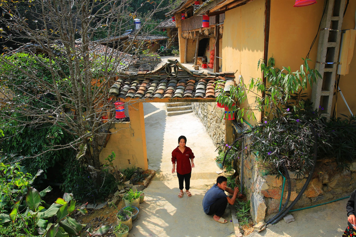 Cuối mùa Thu, tại Thèn Pả khá mát mẻ. Những nương ngô, thửa ruộng bậc thang xanh rì trông vô cùng bắt mắt. Những ánh nắng vàng đầu hè rạng rỡ rọi chiếu trên hàng rào đá xanh xen lẫn màu tường đất vàng ươm của nhà trình trường, mái ngói âm dương nâu thẫm càng làm tăng thêm dáng vẻ lung linh.