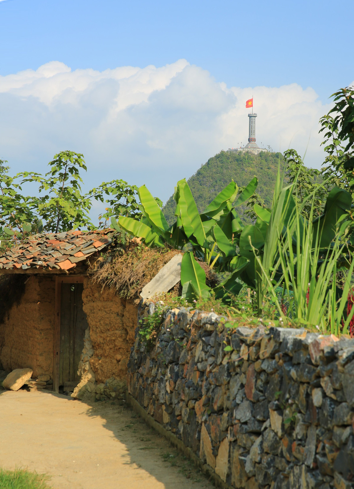 Lồng lộng trên đỉnh Lũng Cú là lá cờ đỏ sao vàng rộng 54 mét vuông, trông xa như một ngọn lửa ngày đêm cháy sáng. Sau chặng đường dài vượt bao núi non trùng điệp nơibiên cươngđể đặt chân vào ngôi làng cổ tích Thèn Pả, chợt rực lên trước mặt bóng cờ Tổ quốc, trong lòng mỗi người đều xúc động, rưng rưng.