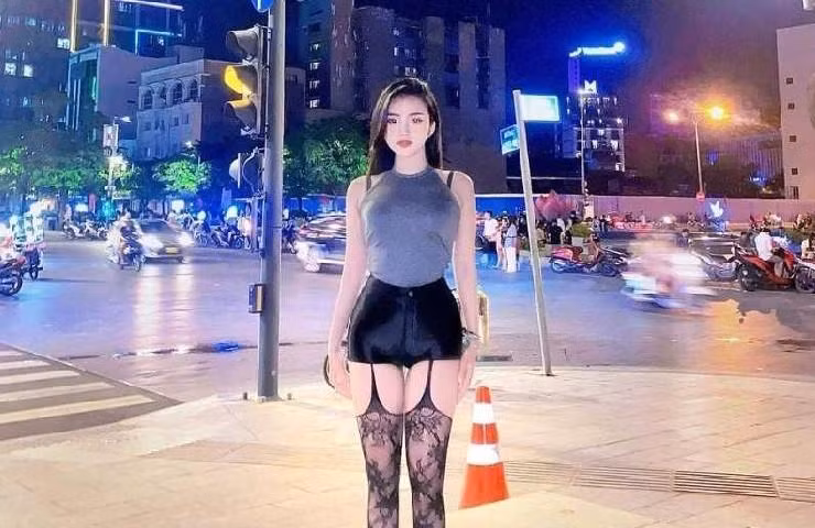 Mỹ nhân áo dài Bảo Trân được cho là có màn lên đồ quá táo bạo khi vừa lộ dây áo con lại mặc thêm quần tất ren gợi cảm. Song không thể phủ nhận bộ cánh này đã thật sự tôn được hết đường cong hình thể của cô.