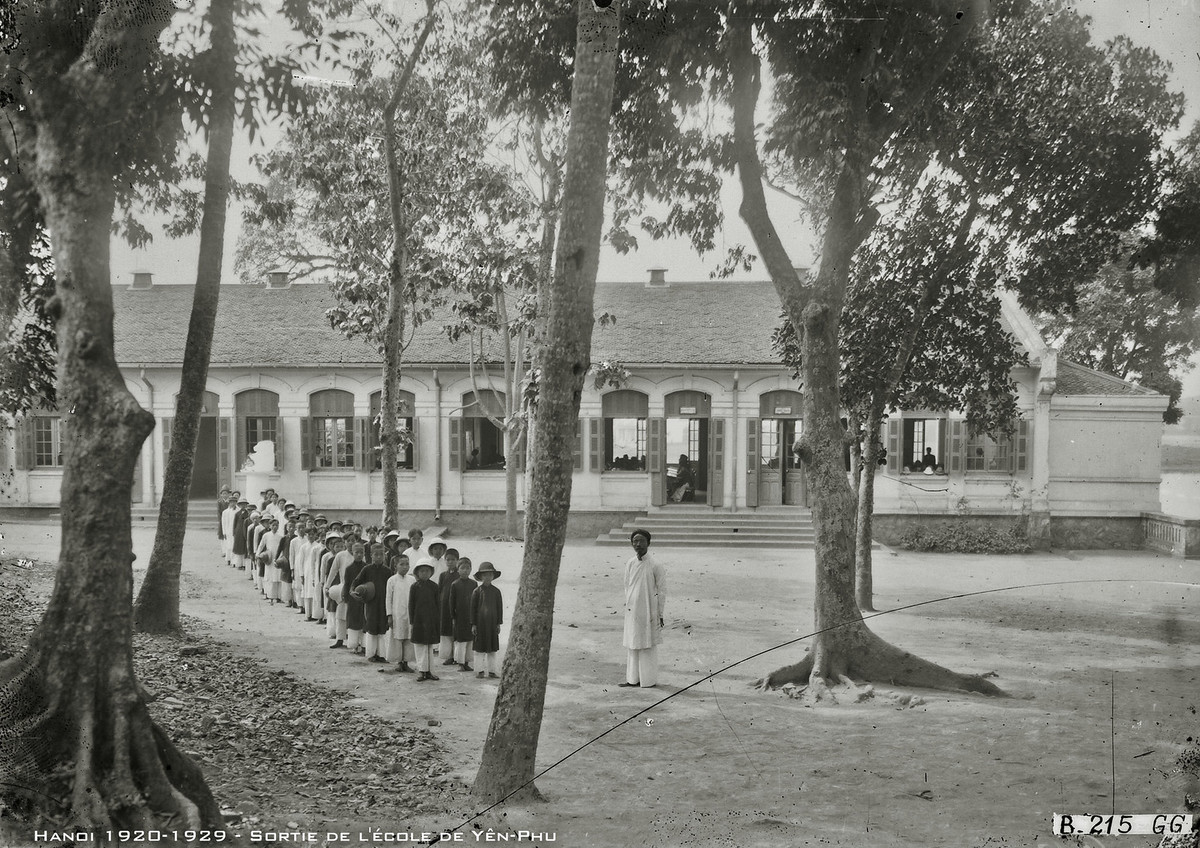 Giờ tan học ở trường Yên Phụ, tức trường Bưởi - Chu Văn An, Hà Nội thập niên 1920.