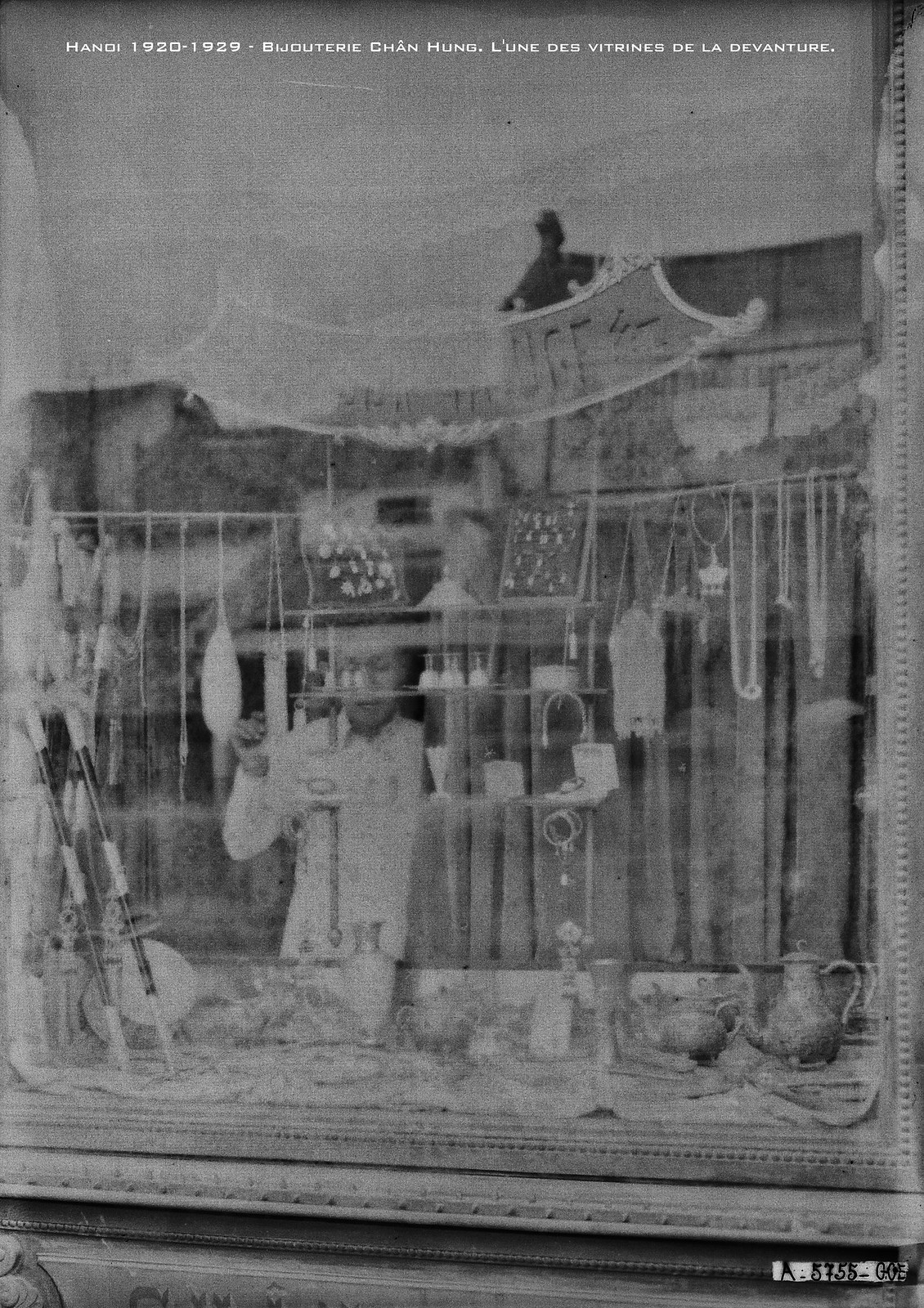 Cửa sổ của hiệu vàng bạc Chân Hưng nhìn từ ngoài phố.