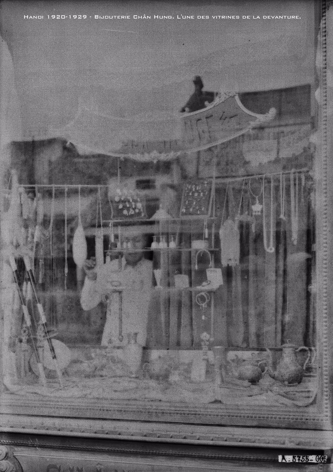 Cửa sổ của hiệu vàng bạc Chân Hưng nhìn từ ngoài phố.